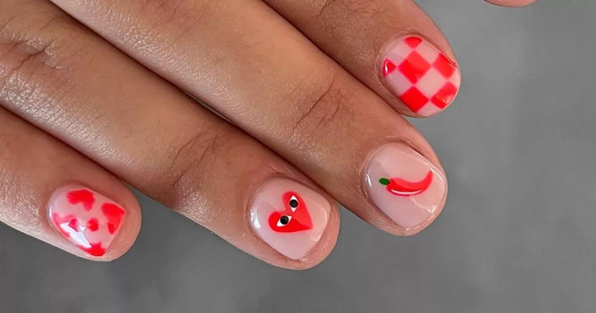 unha decorada 2 dedos com pedraria e nude