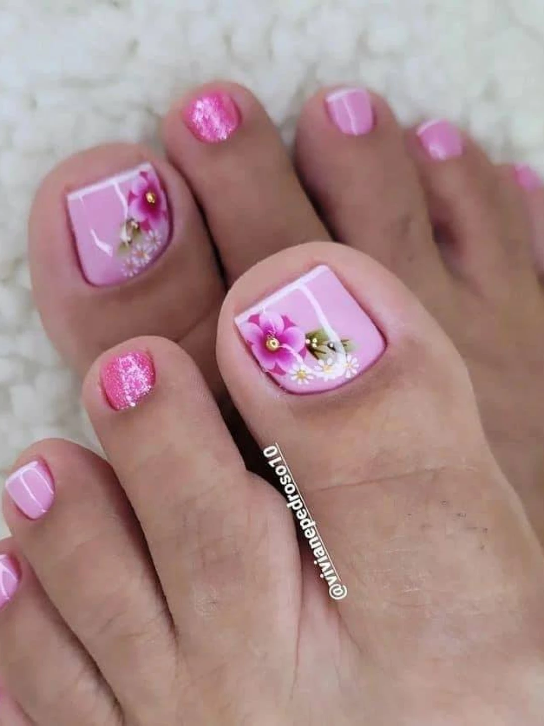 unhas decoradas pes francesinha ou pedrarias