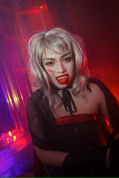 maquiagem vampira olhos esfumados roxos