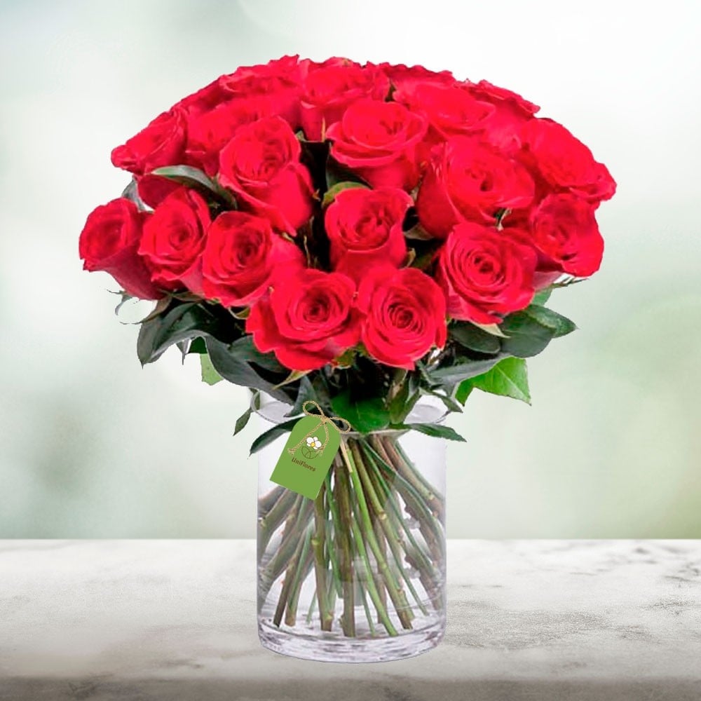 vaso de rosas com 12 rosas