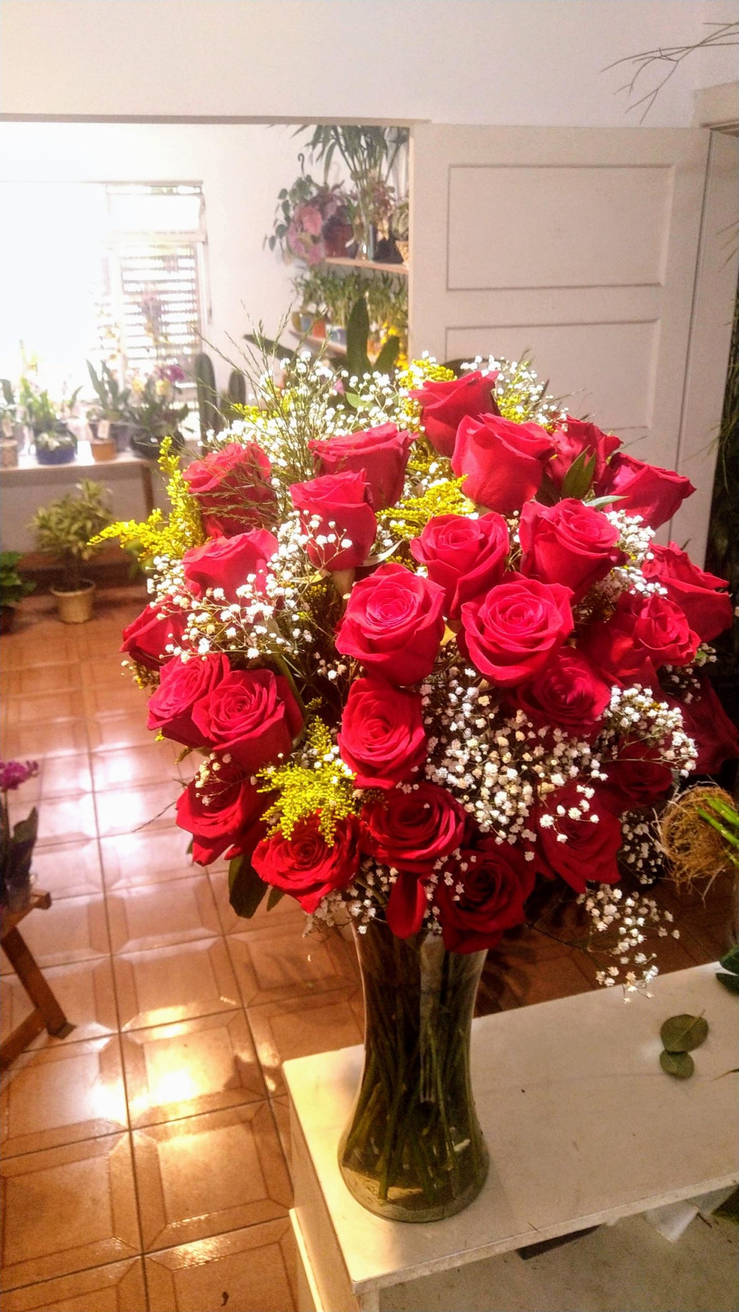 vaso de rosas amarelas