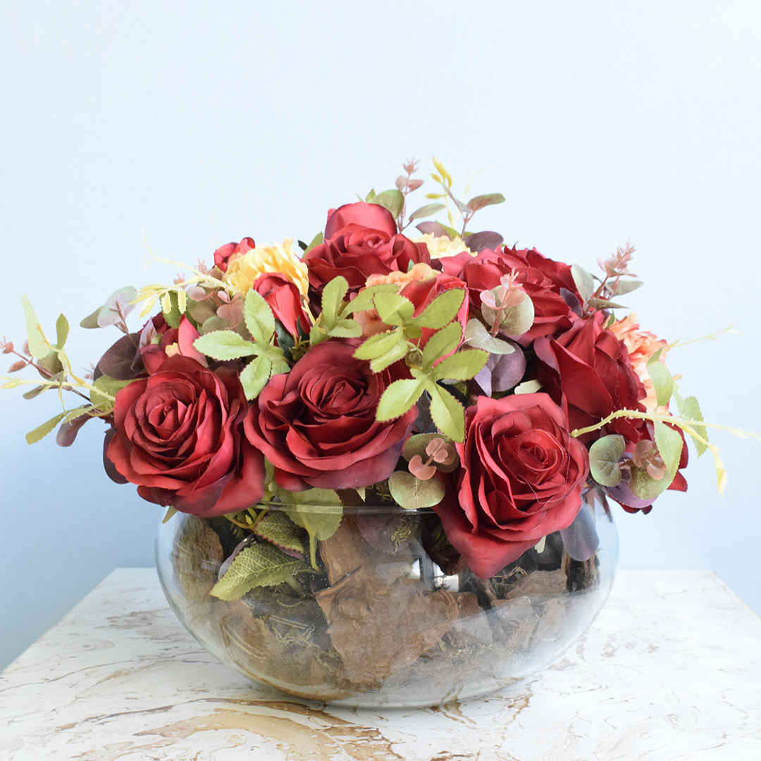 vaso de rosas artificiais
