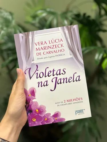 Explorando a Colônia Espiritual São Sebastião: Detalhes de Violetas na Janela